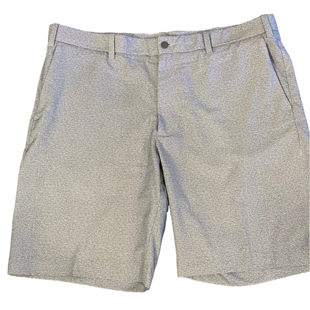 Callaway Mens Size 40 Golf Shorts in a Gray Micro-Dot Pattern.